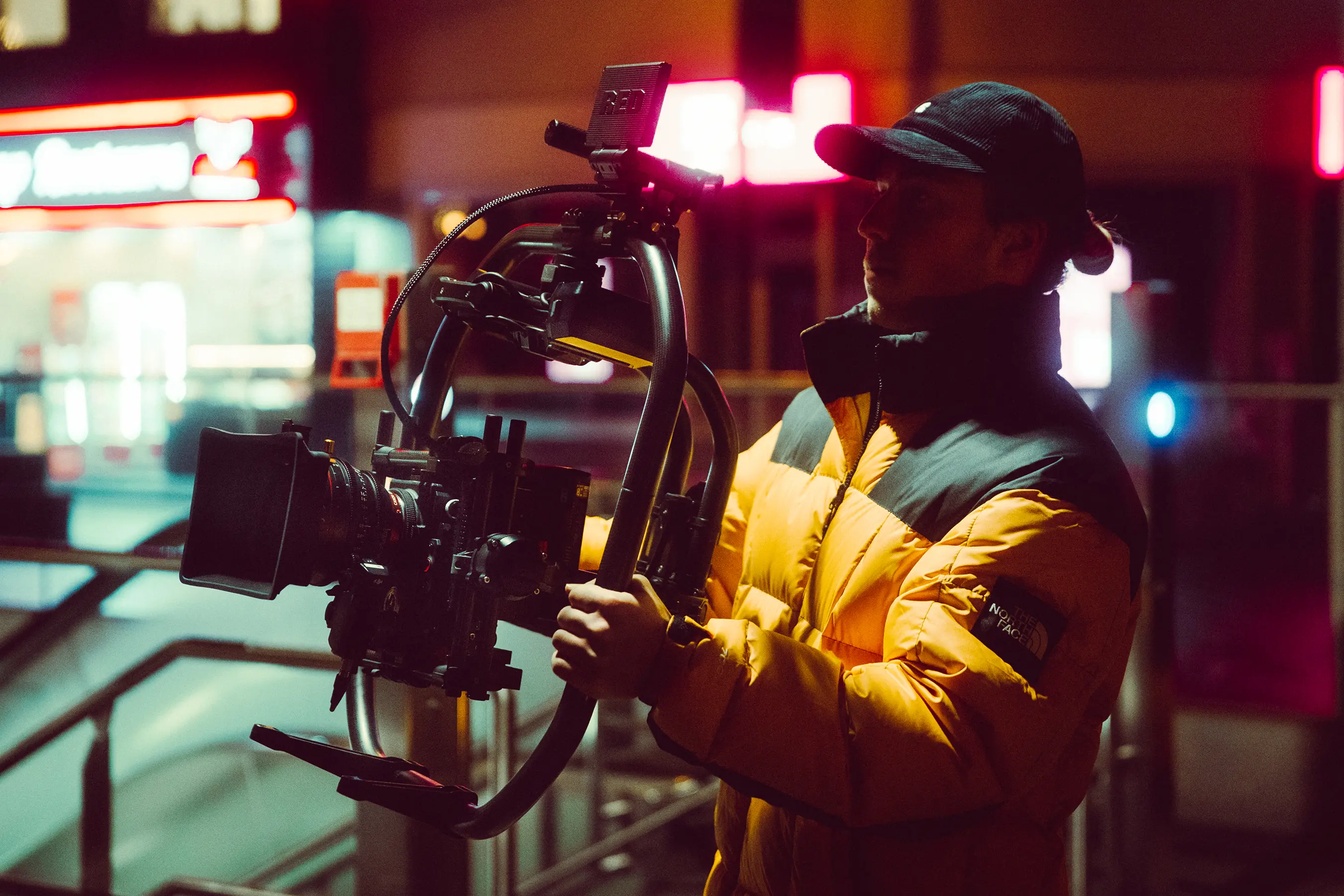 [Cologne] Night Shooting person operating camera